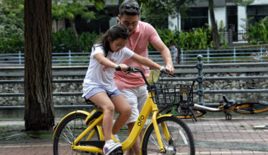 dad teaching daughter how to ride bike experiencing eustress or good stress