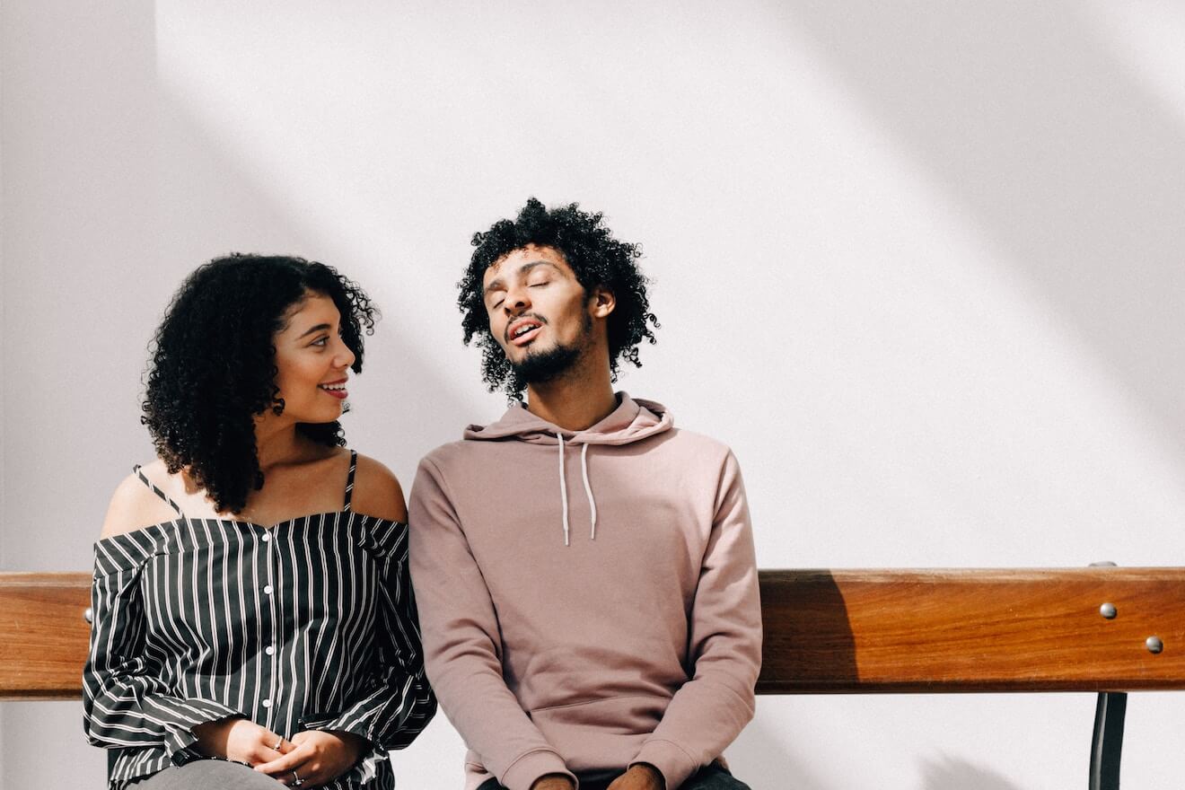 Smiling woman and man on a bench