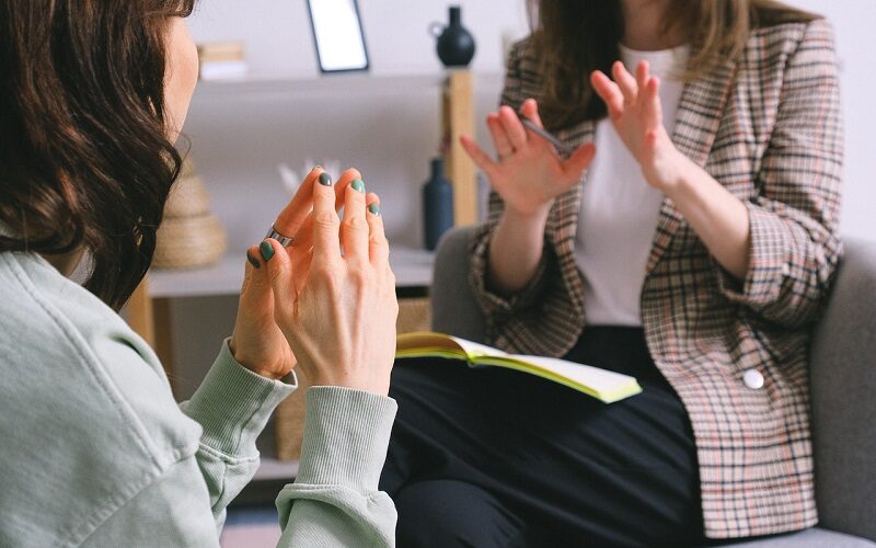 Patient takling to therapyst about her phobias