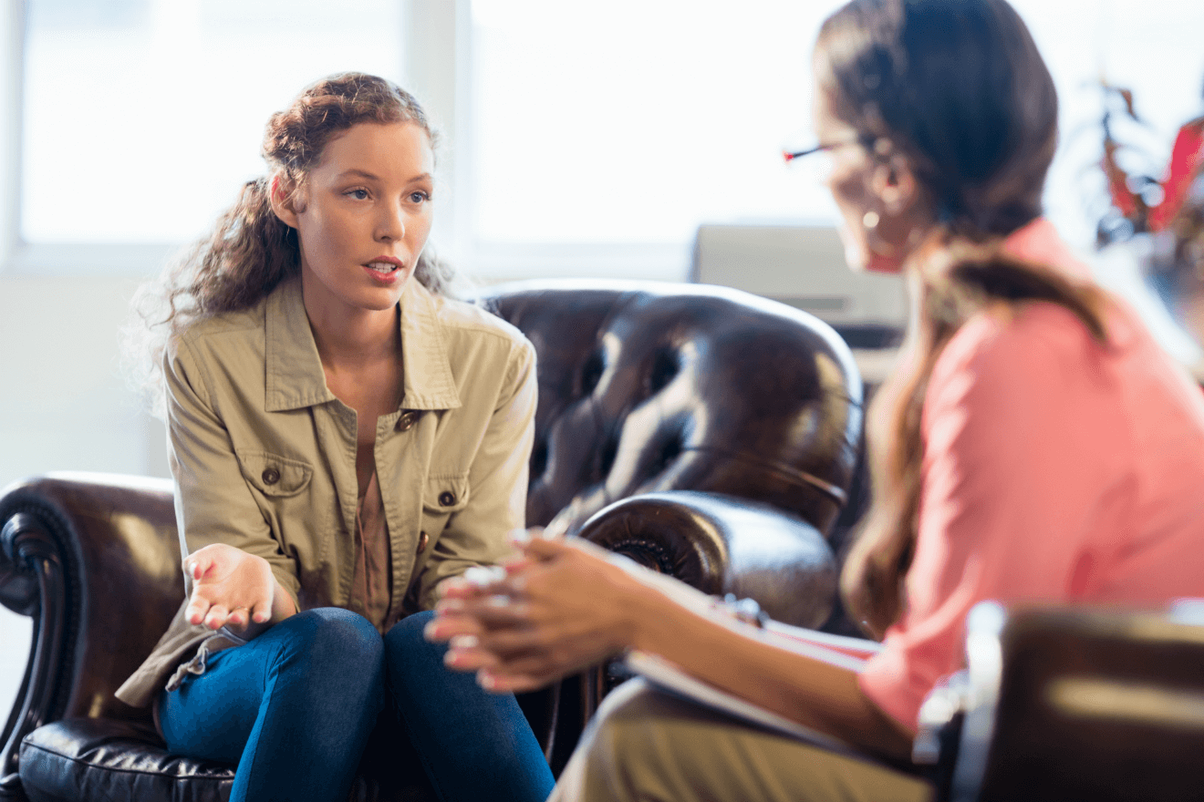 woman client couch therapist